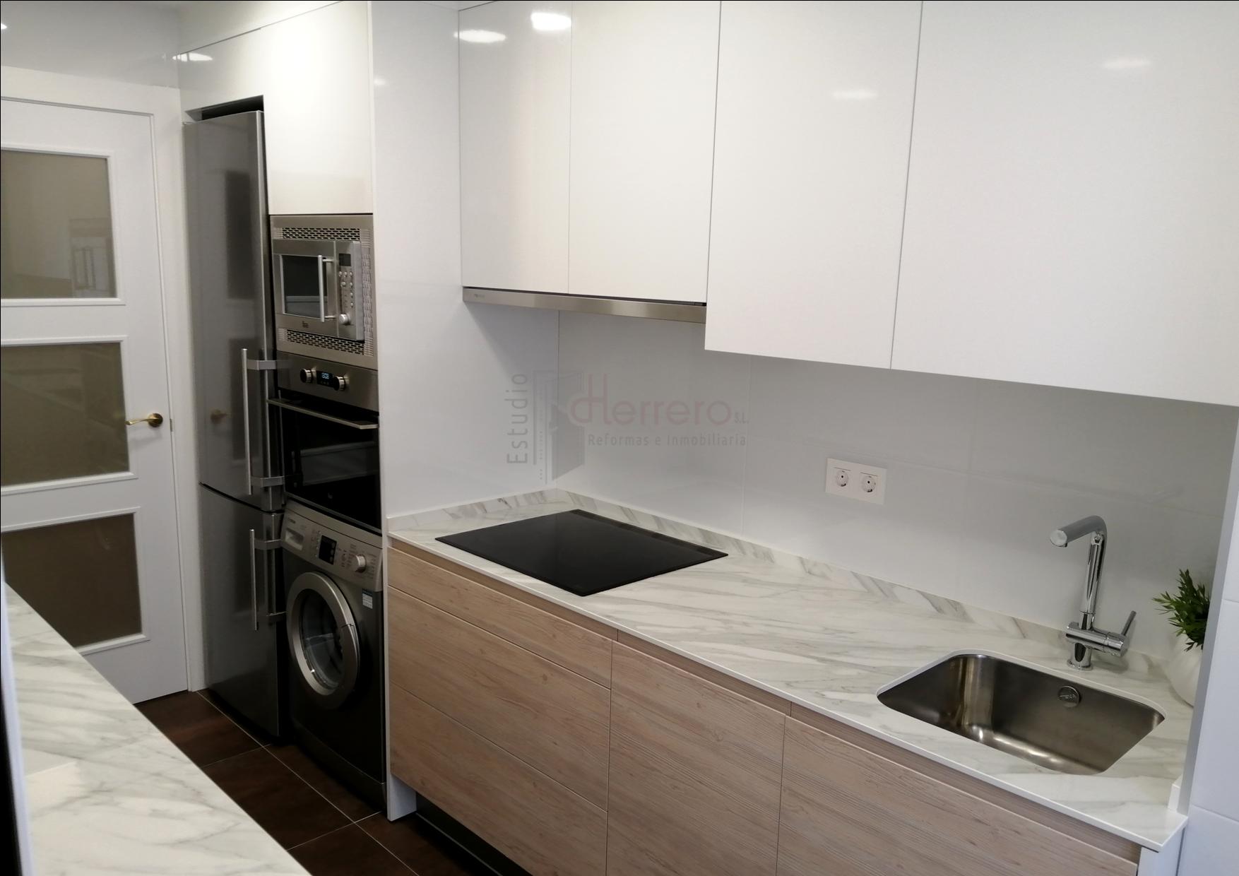 Cocina reformada de diseño en Zaragoza. Mueble con veta continua